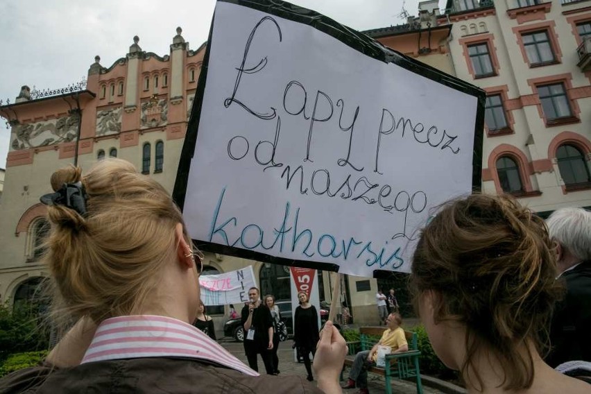 W sobotę na placu Szczepańskim protestowało około stu osób