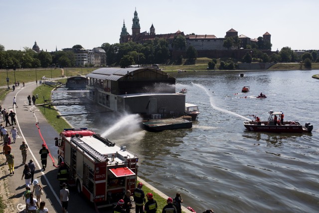 Ćwiczenia straży pożarnej na zakolu Wisły pod Wawelem