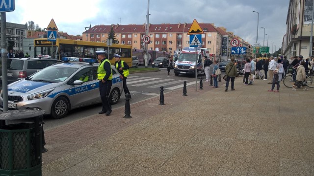 Dziś, około godz. 13.30, doszło do wypadku tuż pod koszalińską katedrą. Kierowca motocykla marki kawasaki potrącił kobietę