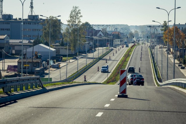 Zgodnie z zapowiedziami urzędników, już dziś powinien został całkowicie otwarty fragment ul. Ciołkowskiego. Tak stanie się jednak od wtorku. Kierowcy zyskają w końcu dwie jezdnie i cztery pasy ruchu.