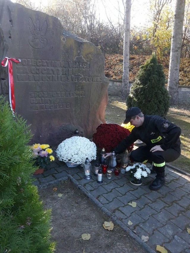Druhowie  zapalili także znicze na Grobie Nieznanego Żołnierza na cmentarzu w Chobrzanach.