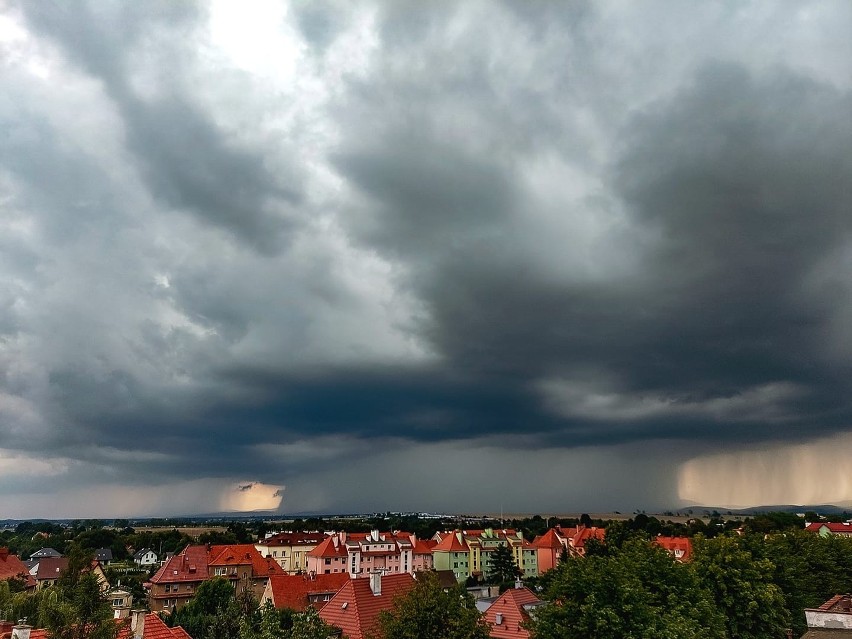 Ogromna burza podtopiła już Świdnicę i teraz idzie na Wrocław! Czy u nas też zagrzmi? [ZDJĘCIA]