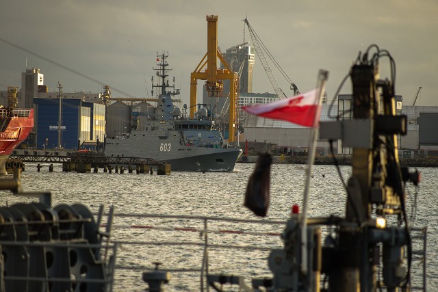 Do portu wojennego w Gdyni wpłynął trzeci z nowych polskich niszczycieli min. Wkrótce odbędzie się uroczystość podniesienia bandery na okręcie, który będzie nosił imię ORP „Mewa”. 