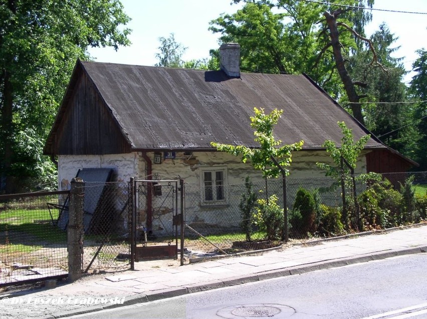 Ul. Jugowicka 31. Obiekty istniejące w różnym stanie.