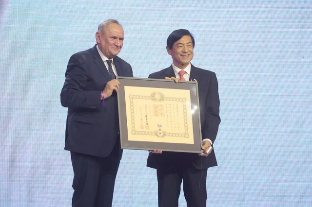 Prezes PKOl, Andrzej Kraśnicki odbiera Order Wschodzącego Słońca z rąk ambasadora Japonii, Akio Mljajimy