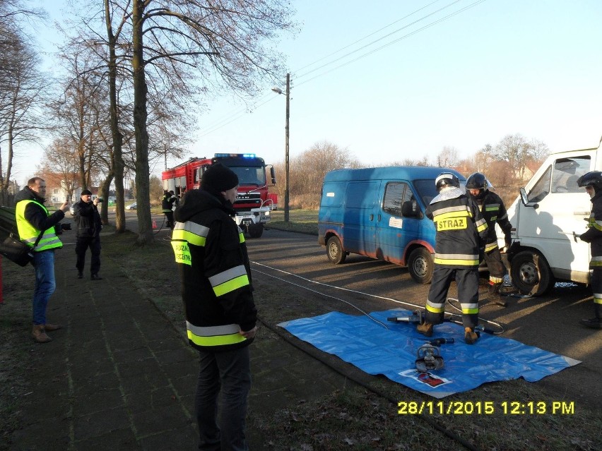 Czołówka busa z ciężarówką. Widowiskowe ćwiczenia w Dobrzanach