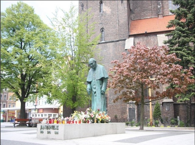 Jednym z urokliwych zakątków miasta jest kościół św. Mikołaja przy ul. Długiej, głównym miejskim deptaku, na jaki znajduje się pomnik Ojca Świętego Błogosławionego Jana Pawła II.