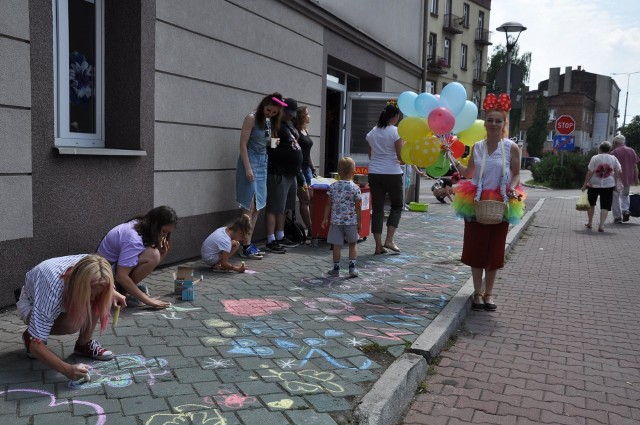 Centrum Aktywizacji Lokalnej zostało otwarte w centrum Sosnowca przy ulicy Modrzejowskiej. Będą odbywać się tutaj zajęcia i warsztaty. Już teraz działa Klub Seniora. Zobacz kolejne zdjęcia. Przesuń zdjęcia w prawo - wciśnij strzałkę lub przycisk NASTĘPNE