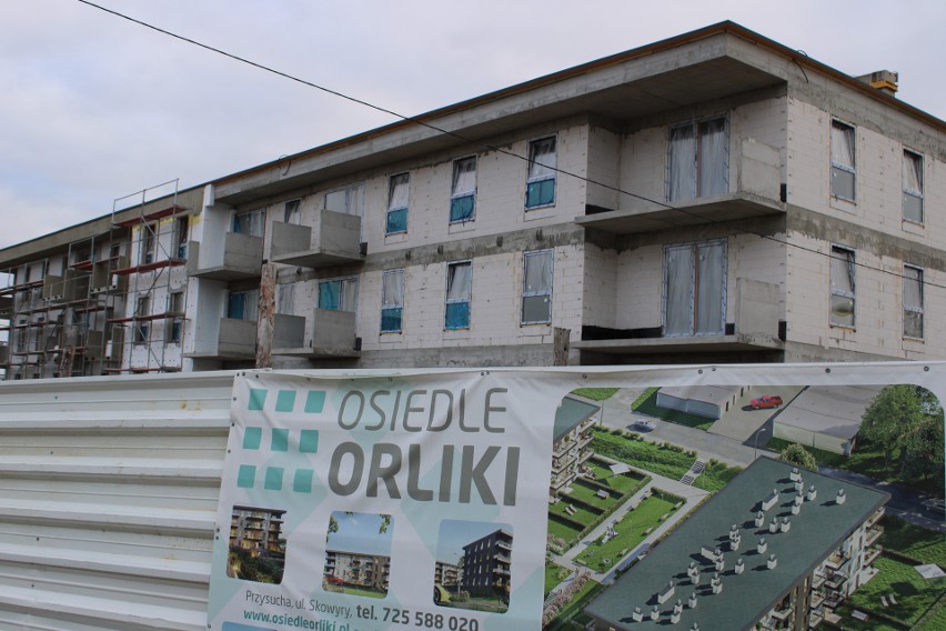 Zima nie wstrzymała prac budowlanych na osiedlu Orliki w Przysusze, powstaje tam nowy blok. Zobaczcie zdjęcia