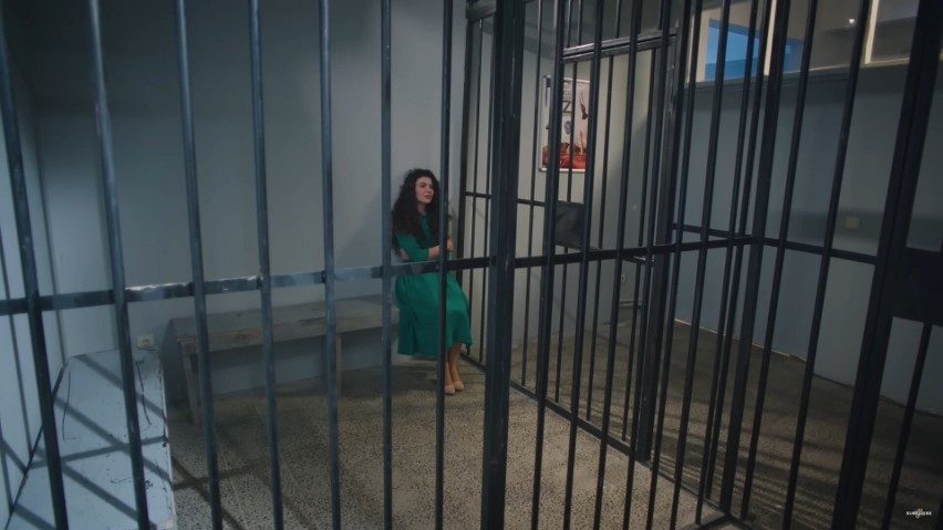 Gulperi siedzi w areszcie i czeka na proces. Emir chce jej...