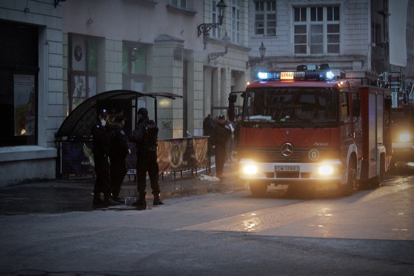 Wrocław: Pożar w pasażu Niepolda. Palił się klub Mundo 71 przy Ruskiej (FILM, NOWE ZDJĘCIA)