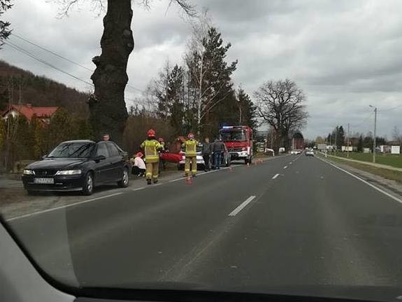 DK 28. Jaroszowice. Rannym zajęło się pogotowie.