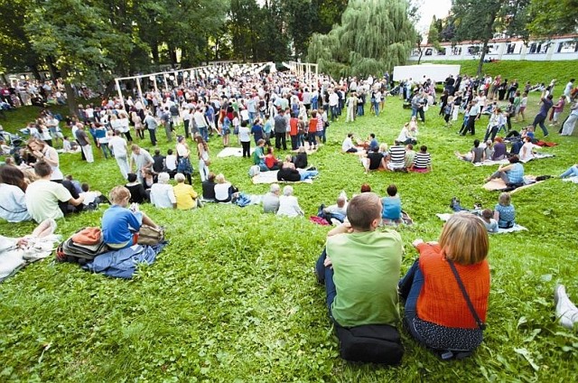 Podczas ostatniej białostockiej potańcówki z 2011 roku w parku pałacowym, wokół osuszonego stawu, który zamieniono na taneczny parkiet, zgromadziły się setki mieszkańców w różnym wieku. 