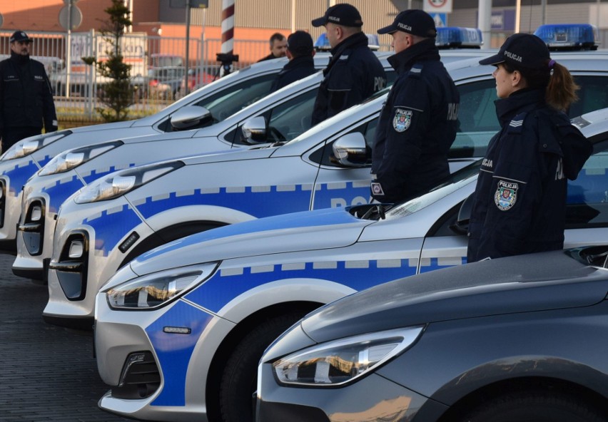 Ostrołęka. Nowe samochody dla ostrołęckiej policji. Ich zakup współfinansowały samorządy. 18.12.2019 [ZDJĘCIA]