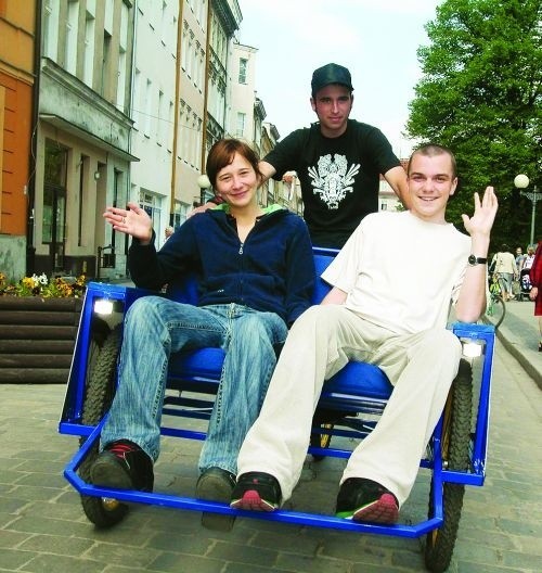 Staszek Bobrowski zaprosił w środę swoją dziewczynę Olę Pustowar na przejażdżkę rikszą.