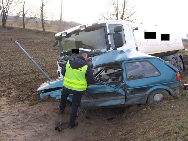 Niestety, kierowca i pasażerka volkswagena nie przeżyli tego wypadku