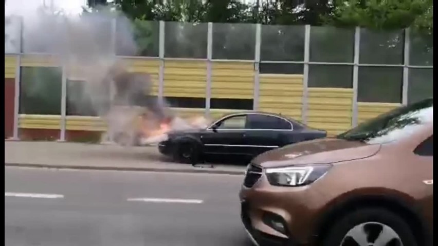 Pożar samochodu na al. Armii Krajowej w Gdańsku 4.05.2020. Na miejscu pracują służby [zdjęcia, wideo]