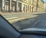Kraków. Kilka ciepłych dni i bęc! Na ul. Starowiślnej wyskoczyła szyna. Ulica wciąż czeka na generalny remont
