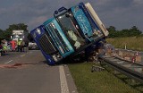 Tir przewrócił się na A4. 20 ton gwoździ na jezdni (wideo)