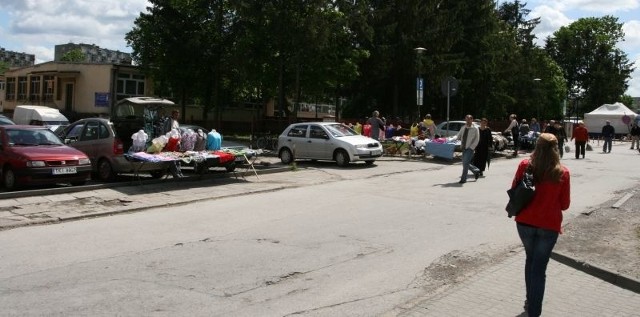 Straganiarze z targowiska miejskiego przy ulicy Seminaryjskiej swoje kramy rozkładają daleko poza obszarem bazaru.