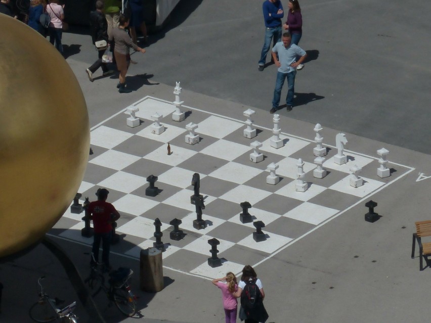 4) Dużej szachownicy z przestrzennymi figurami do gry,...