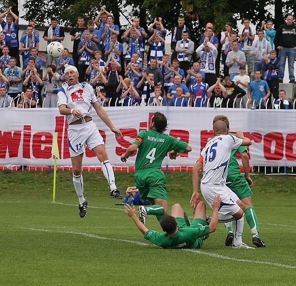 Fragment czwartoligowego meczu Stilonu (białe stroje) z Błękitnymi Lubno, przegranego przez gorzowian 1:2. Kibice niebiesko-białych chcą widzieć w swojej drużynie jak najwięcej wychowanków.