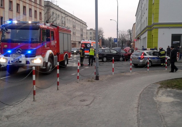 W piątek, 11 marca ok. godz. 17 na skrzyżowaniu ul. Bohaterów Westerplatte z Ułańską w Zielonej Górze doszło do zderzenia dwóch samochodów osobowych. Wezwani na miejsce strażacy ugasili pożar, jaki wybuchł w jednym z aut.
