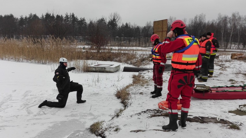 Ćwiczenia strażaków nad brzegiem zalewu Sosina w Jaworznie