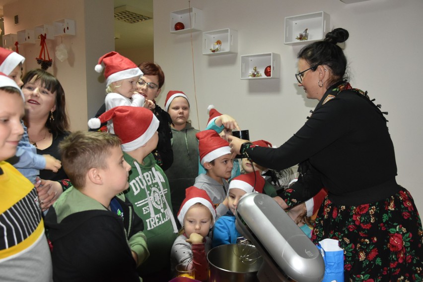 Gospodynie z Wojnowic przygotowywały smakołyki świąteczne z dziećmi z Iwanisk