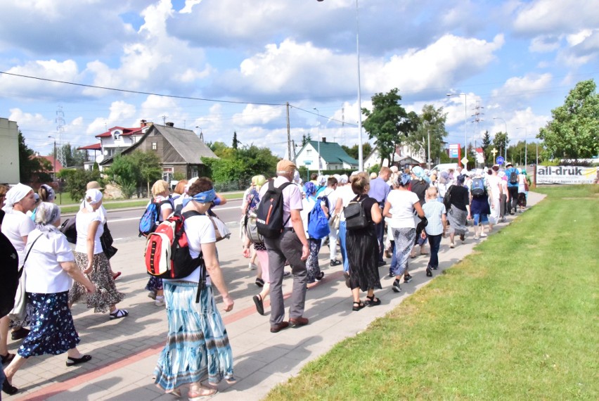 Kilkaset osób poszło w pieszej pielgrzymce do Supraśla. Tam...