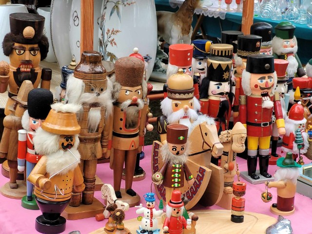 Z myślą o zbliżającym się Bożym Narodzeniu, na jarmarku można było kupić dziadka do orzechów - tradycyjny element dekoracyjny grudniowych świąt