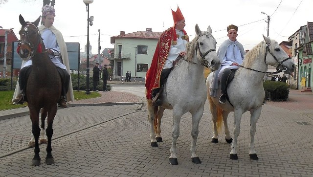 Na obchodach Święta Niepodległości w Skalbmierzu pojawił się też biskup Marcin - na białym koniu, z asystą honorową.