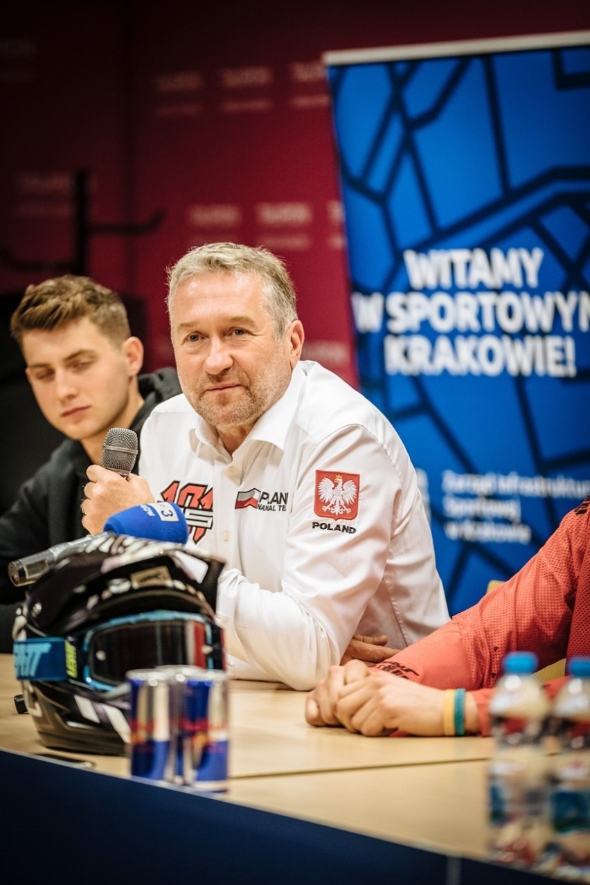 Rafał Sonik, z tyłu Dominik Olszowy
