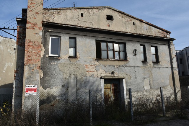 W Zawierciu przy ul. Marszałkowskiej w stanie katastrofalnym stoi dawna synagoga, którą miasto chce przekształcić na Młodzieżowe Centrum Kultury.