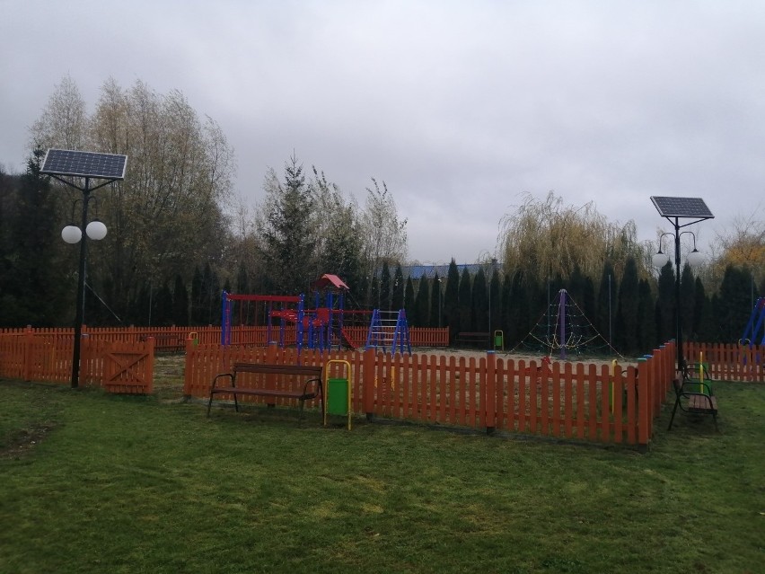 Nowy plac zabaw i siłownia zewnętrzna w Złotej w gminie Samborzec