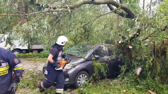 Strażacy z OSP Klepacze usuwali skutki burzy która przeszła przez Białystok 20.06.2020 roku w Białymstoku