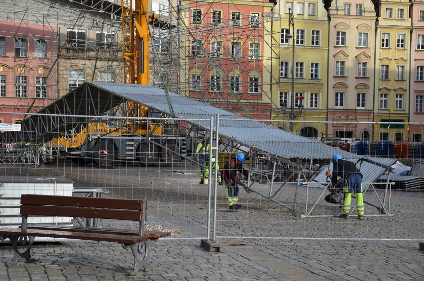Budowa sceny sylwestrowej na wrocławskim Rynku