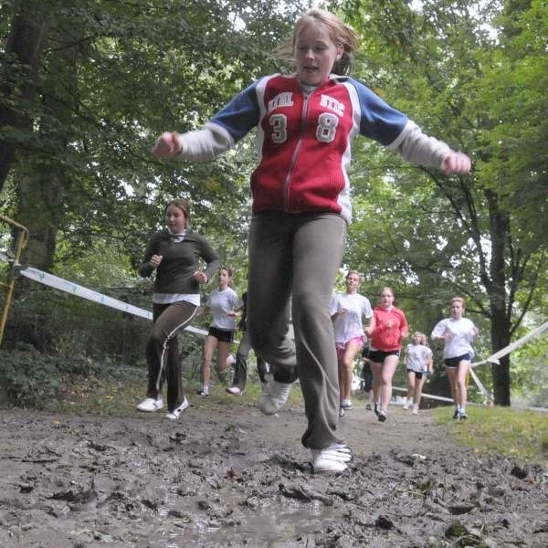 Jesienny cross, Komorno 2008. Na starcie biegu stanelo blisko 700 zawodników.