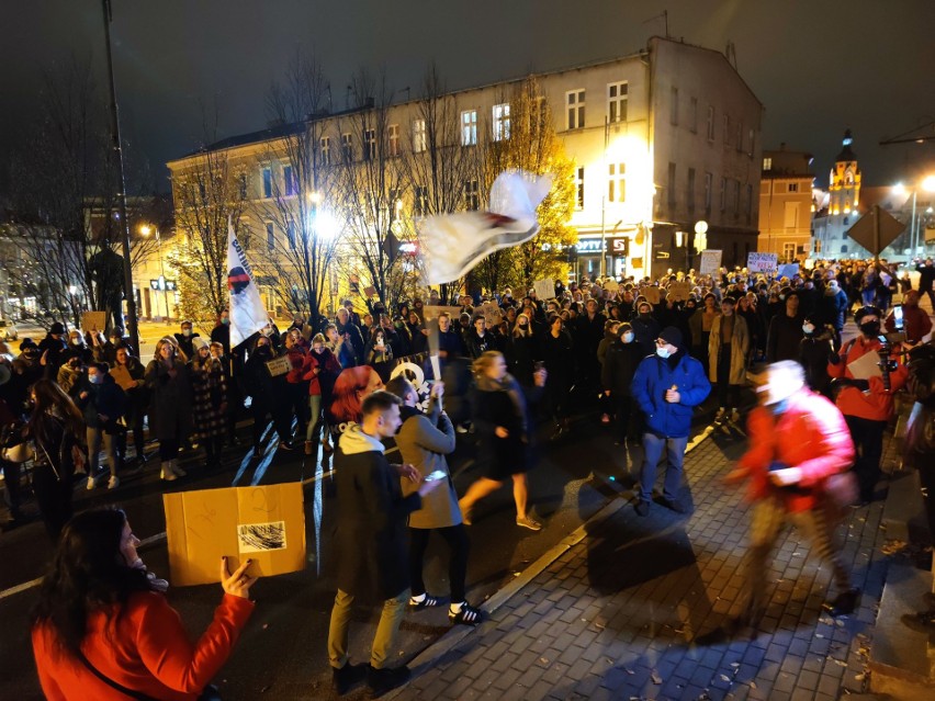Protestujący w Bydgoszczy w ramach akcji "Ani jednej więcej"...