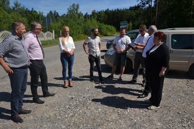 Przekazanie wykonawcy placu budowy drogi Mroczków- Rędocin - granica województwa w gminie Bliżyn.
