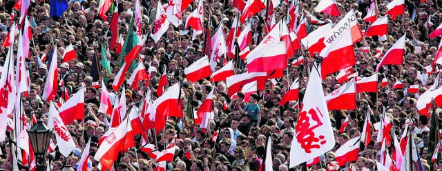 Kraków był wczoraj biało-czerwony. - Patrioci żegnają patriotę - mówili ludzie