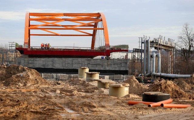 Do 30 listopada na budowę nowego przebiegu drogi 21  w Słupsku wydano 63,5 miliona złotych (10 mln to wkład Słupska). Prace budowlane, które zaczęto 8 maja, przebiegają prawidłowo i ukończono już konstrukcję stalową nad torami w ciągu ulicy Koszalińskiej