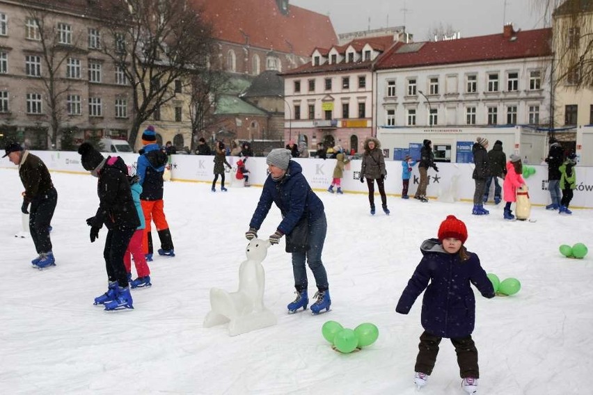 Na placu Wolnica łyżwiarze jeździli dla klimatu