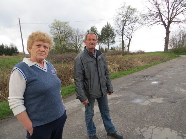 Zdzisław Chodorski i Joanna Sobieraj proszą powiat o naprawienie drogi w kierunku Jankowej Żagańskiej. Wicestarosta obiecuje zająć się sprawą.