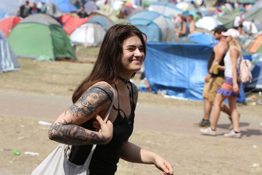 PolAndRock2018: Mają wianki na głowie, fikuśne przebrania, albo chodzą tak, jak je stworzono. Oto piękne dziewczyny z festiwalu!