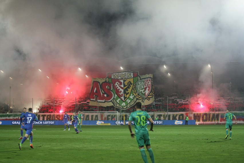 Pseudokibice Legii Warszawa wdarli się do klubowego autokaru...