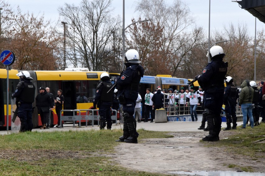 Kibice Lechii Gdańsk specjalnym pociągiem dotarli do Kielc. Tak pod eskortą policji zostali przewiezieni na Suzuki Arenę. Zobacz zdjęcia 