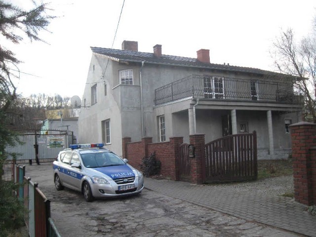 Dom, w którym doszło do tragedii, zabezpieczali policjanci.