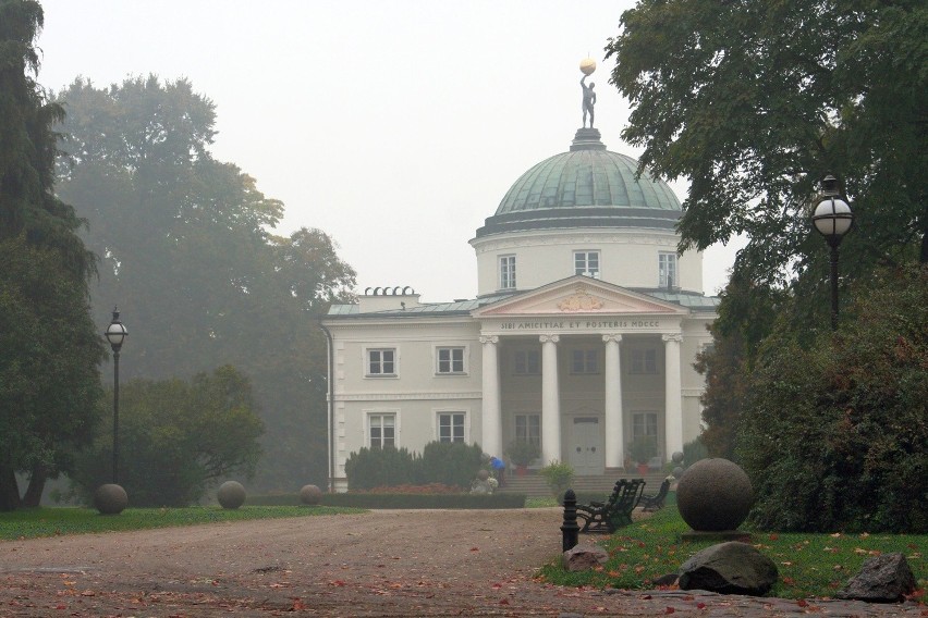 Pałac w Lubostroniu został wybudowany w latach 1795-1800...