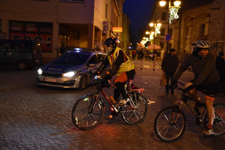 Chrzanów. Burmistrz Robert Maciaszek ze św. Mikołajem rozświetlili choinkę na Rynku [ZDJĘCIA]